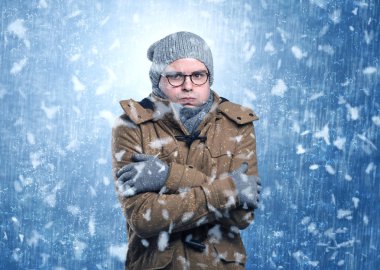 Yakışıklı çocuk kar fırtınası kavramı titreme