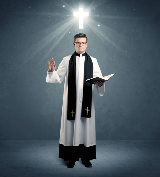 Fiatal pap az áldást adó — Stock Fotó