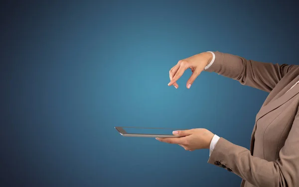 Mockup kvinnlig hand innehav tablett — Stockfoto