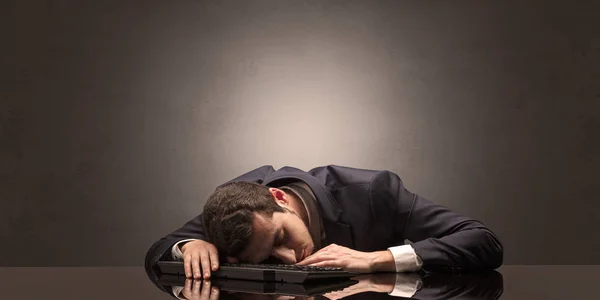 Empresario se quedó dormido en su lugar de trabajo —  Fotos de Stock