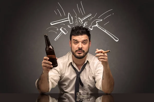 Μεθυσμένος άντρας απογοητευμένος με την έννοια πονοκέφαλο — Φωτογραφία Αρχείου