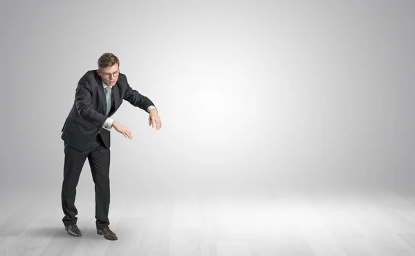 Zombi zakenman wandelen in de ruimte van een kopie — Stockfoto