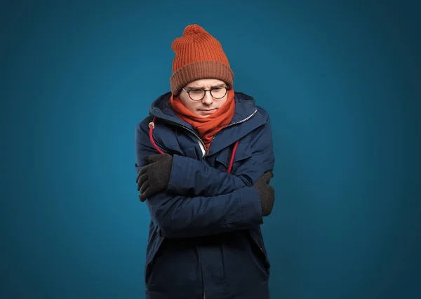 Bonito menino congelando em roupas quentes — Fotografia de Stock