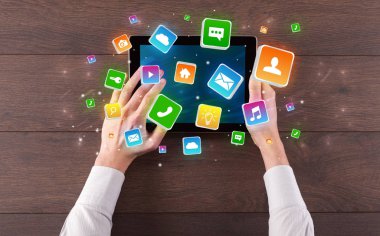 El tablet sıçrama uygulama simgeleri kavramı ile kullanma