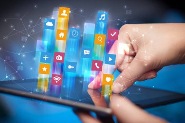 El ile uygulama simgeleri etrafında uçan tablet kullanma