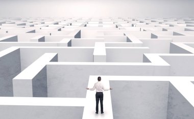 Bir labirentin ortasında küçük iş adamı