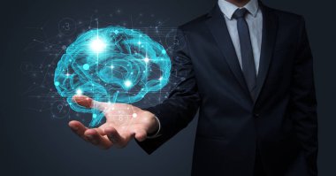 İnsan beyni elinde tutan adam