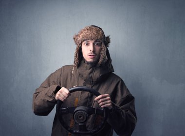 Elinde direksiyon tutan adam