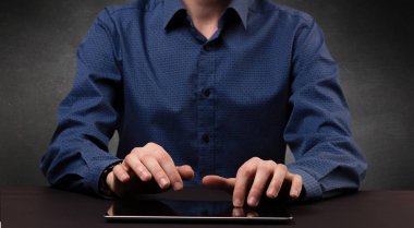 Adam resmi giyim yazarak 