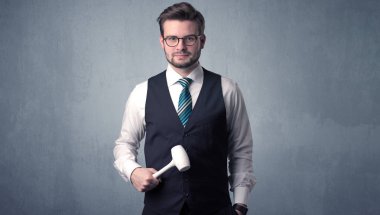 Businesman ayakta elinde aracıyla