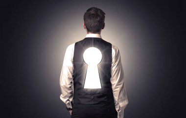 Sırtında siyah anahtar deliği ile ayakta adam