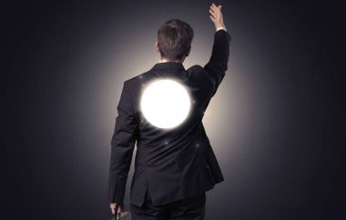 Sırtında labirent ile ayakta işadamı