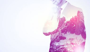 Dağ grafik ile ayakta işadamı