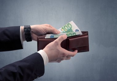 Takım elbise elinde euro cüzdanından dışarı alır