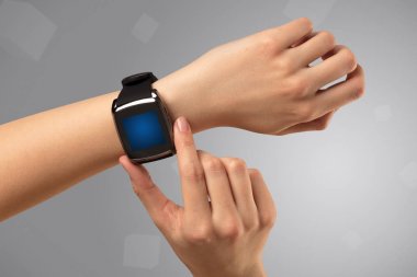 Smartwatch giyen el 