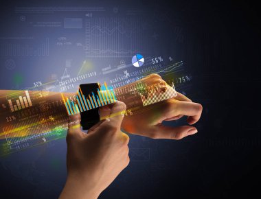 Smartwatch giyen kadın eli kapatın