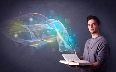 Genç adam kitap dalgalar ile