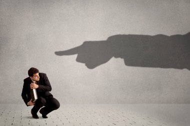 İş kişi ona kavram gösteren büyük gölge ele arıyorsunuz