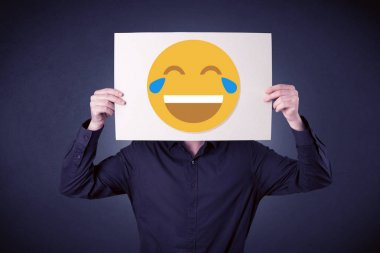 İfade gülüyor ile kağıt tutan işadamı