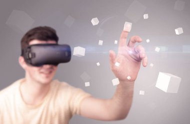 Adam sanal gerçeklik gözlüğü takıyor.