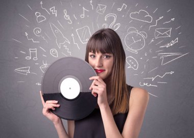 Vinil kaydı tutan kadın