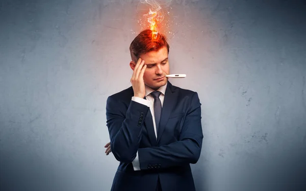 Hombre de negocios enfermo con concepto de cabeza ardiente —  Fotos de Stock