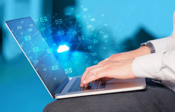 Hand med laptop med centraliserad cloud computing system koncept — Stockfoto