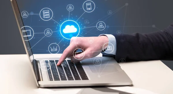 Hand te typen met cloud technologie systeemconcept — Stockfoto