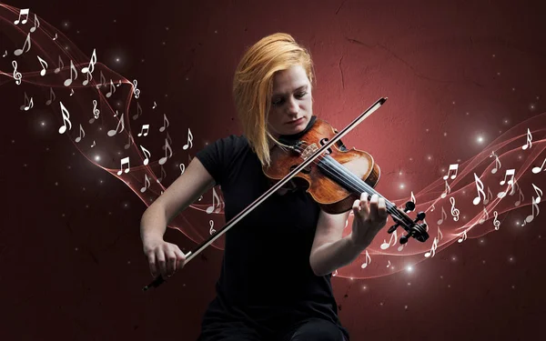 Compositor solitario tocando el violín —  Fotos de Stock