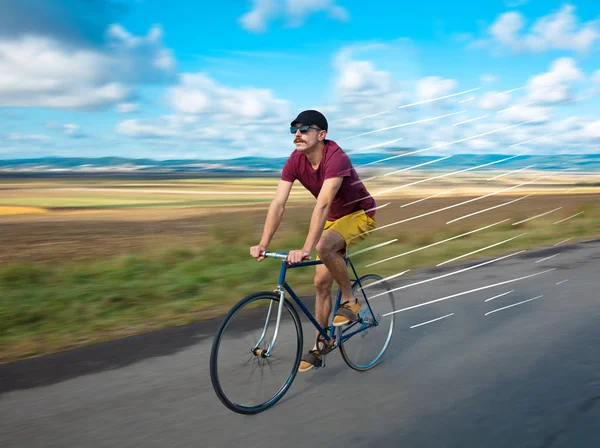 Rowerzysta na co dzień jazdy na rowerze bardzo szybko — Zdjęcie stockowe