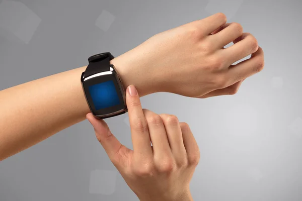 Mano femminile che indossa smartwatch — Foto Stock