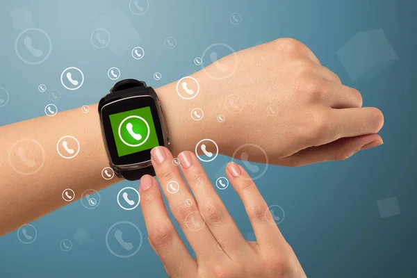 Mano con smartwatch e icono de llamada alrededor —  Fotos de Stock