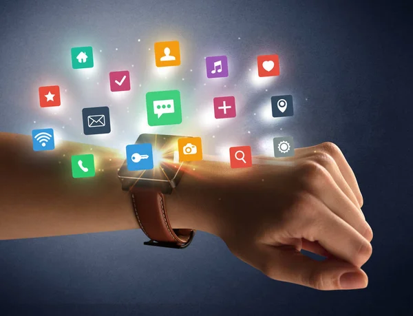 Mão feminina usando smartwatch com ícones de aplicativos — Fotografia de Stock