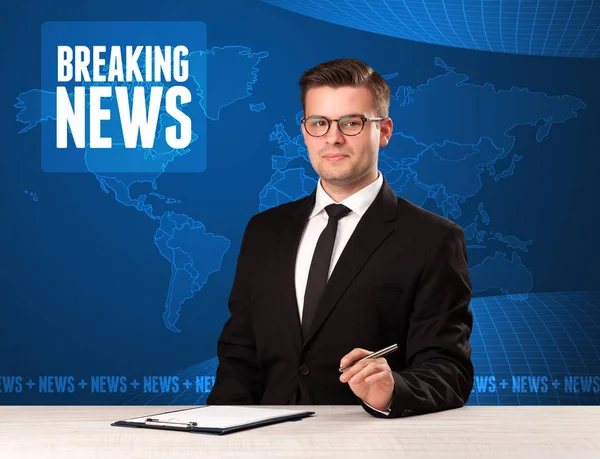 Τηλεοπτικός παρουσιαστής στο μέτωπο λέγοντας σπάζοντας ειδήσεις με μπλε φόντο σύγχρονη — Φωτογραφία Αρχείου