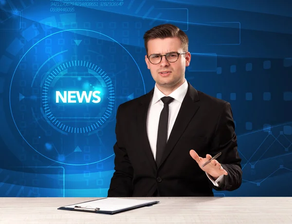 Moderna televison presentatör berätta nyheten med tehnology bakgrund — Stockfoto