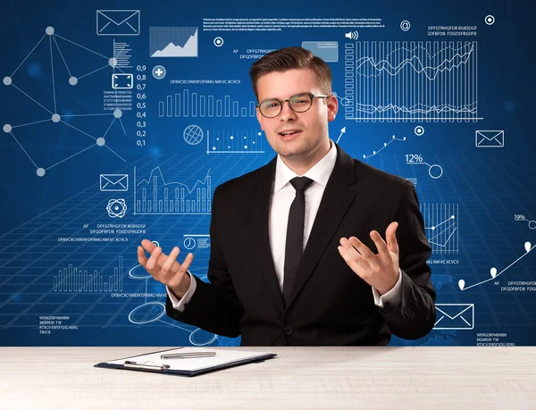 Geschäftsmann sitzt am Schreibtisch — Stockfoto