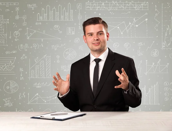 Geschäftsmann sitzt am Schreibtisch — Stockfoto