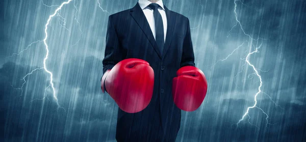 拳击在雨中的商人 — 图库照片
