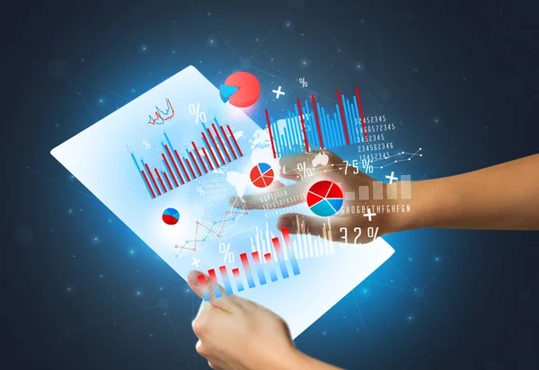 Manos tocando una tableta de vidrio con gráficos — Foto de Stock