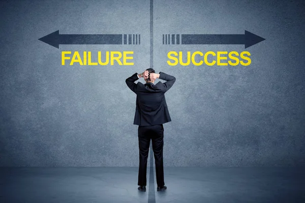 Başarı ve başarısızlık ok kavramı önünde duran işadamı — Stok fotoğraf