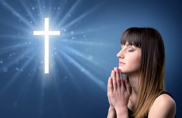 Genç Kadın Dua Ediyor — Stok fotoğraf
