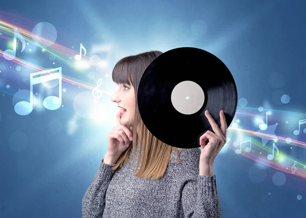 Lady vinyl record te houden — Stockfoto