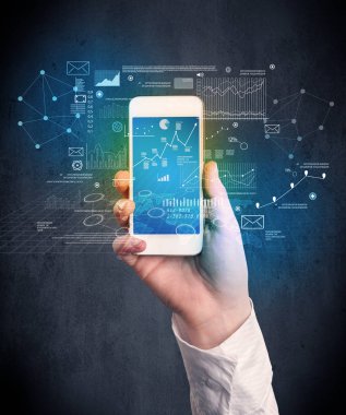 El ele tutuşan akıllı telefon.