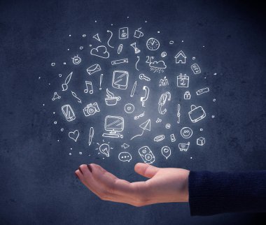 Karışık çizimler tutan el