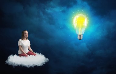 Bir bulut tanımak büyük ampul, üzerinde oturan kadın