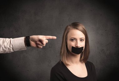 Kadına gösteren bir el