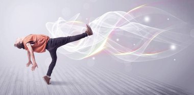 Beyaz çizgilerle dans eden break dansçı