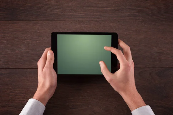 Tablet tutan eller iş