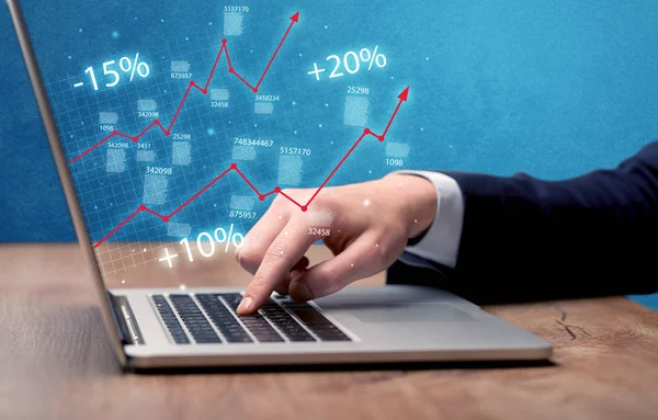 Venditore che lavora sul grafico con laptop — Foto Stock