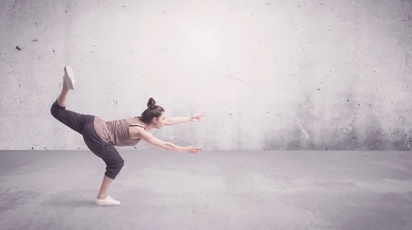 Pretty urban dancer with empty background — Stock Photo, Image